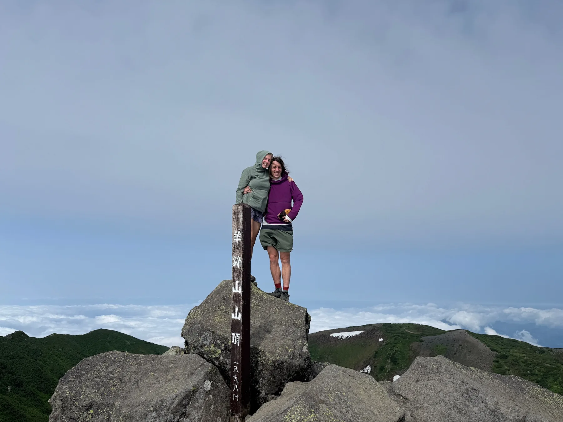 北海道の羊蹄山山頂に立つDeniseとRiley